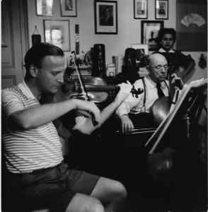 Menuhin et Casals répétant un trio de Brahms avec Istomin (non visible). Au fond, Marta Montanez. 1955 Prades