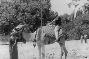 1958 Eugene sur un chameau