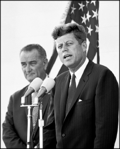 Le président Kennedy et le vice-président Johnson