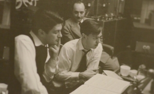 Oppenheim (au premier plan) dans le studio de Columbia
